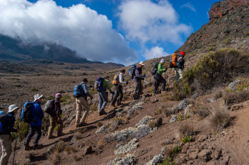 Blick auf eine Gruppe die auf den Kilimanjaro wandert 