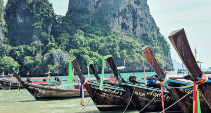 Long Boats am Ao Nang Beach in Thailand