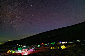 Blick auf ein Camp auf den Kilimanjaro bei Nacht