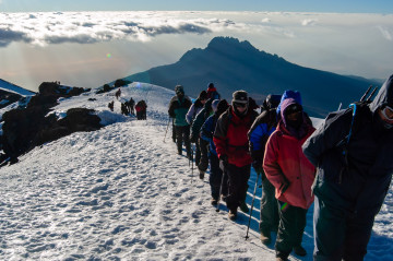 Blick auf eine Gruppe die auf den Kilimanjaro wandert 