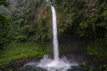 Ein Wasserfall im Dschungel von Costa Rica